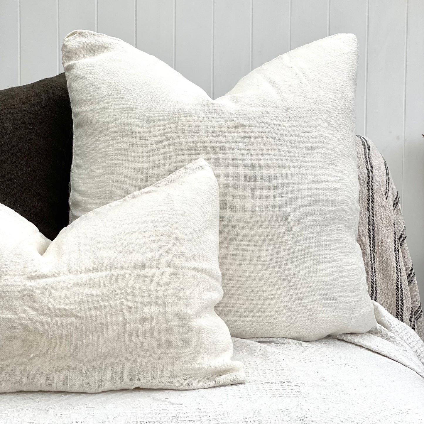 Angaston Handloomed Cushion Cover + 2 Button - Ivory 40 X 60 Cm