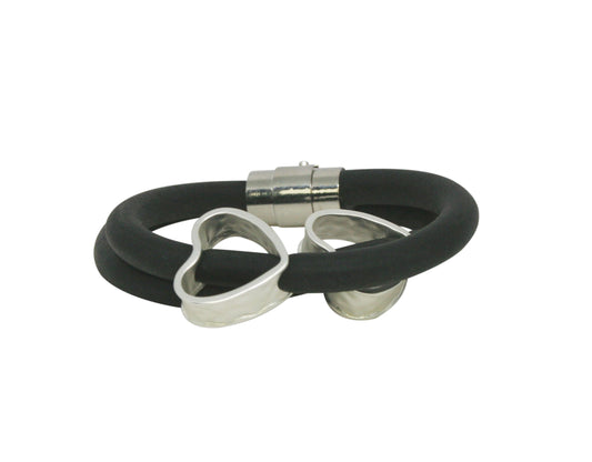 Silv heart brclt on blk rubber