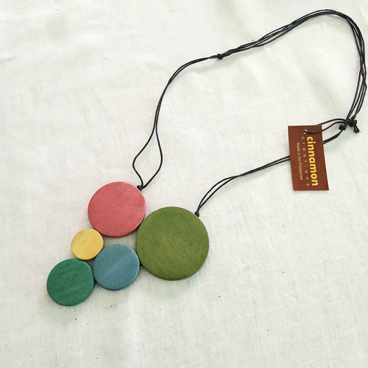 5 Wooden Circles Together on Necklace Multi-Coloured N6-5615FJE