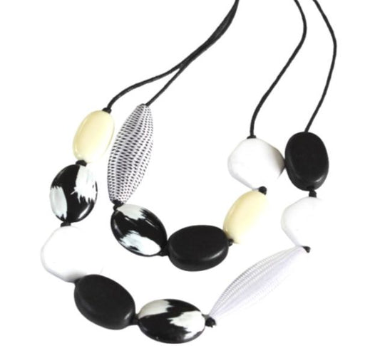 Black/white wood necklace